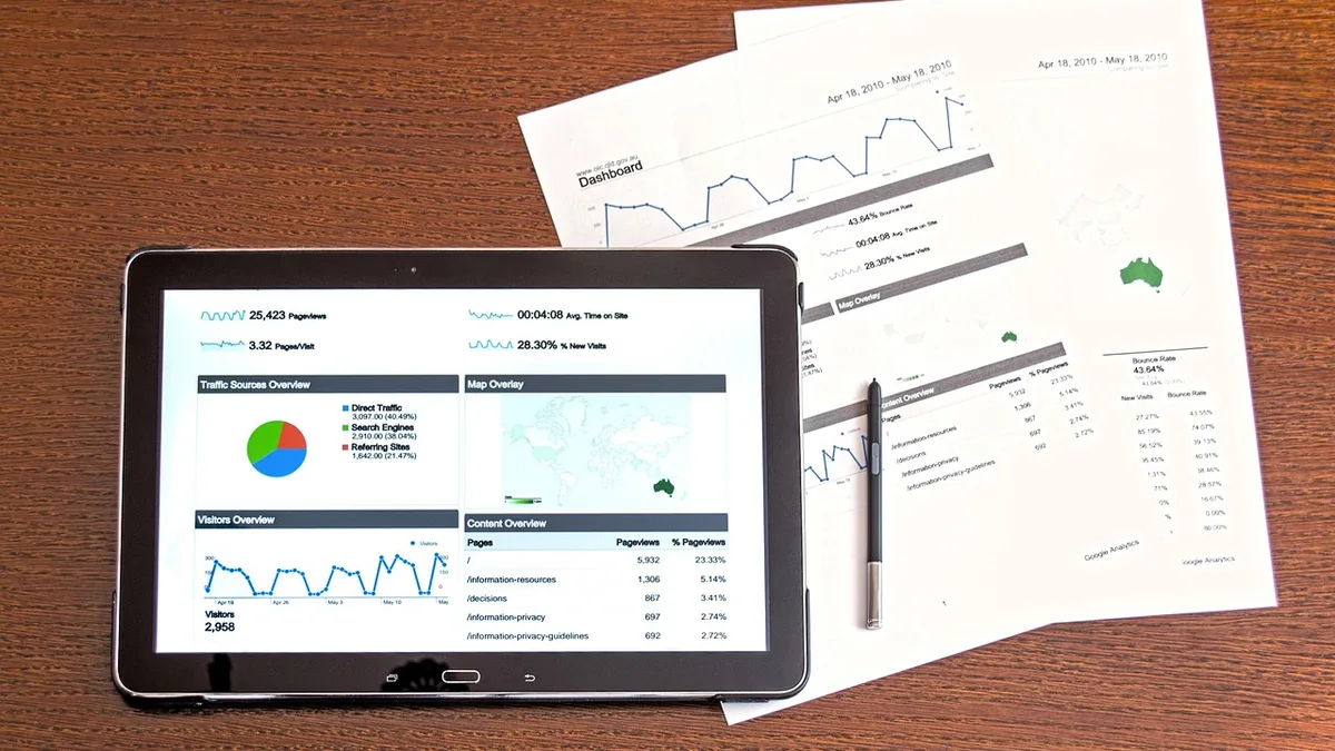 Tablet, basılı grafikler ve kalem bulunan analiz masası
