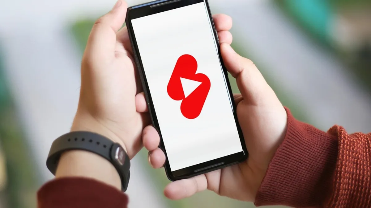 Elde tutulan telefonda kısa video uygulaması simgesi