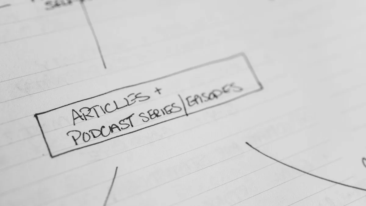 Kâğıt üzerinde makale ve podcast serileri için çizilmiş fikir haritası