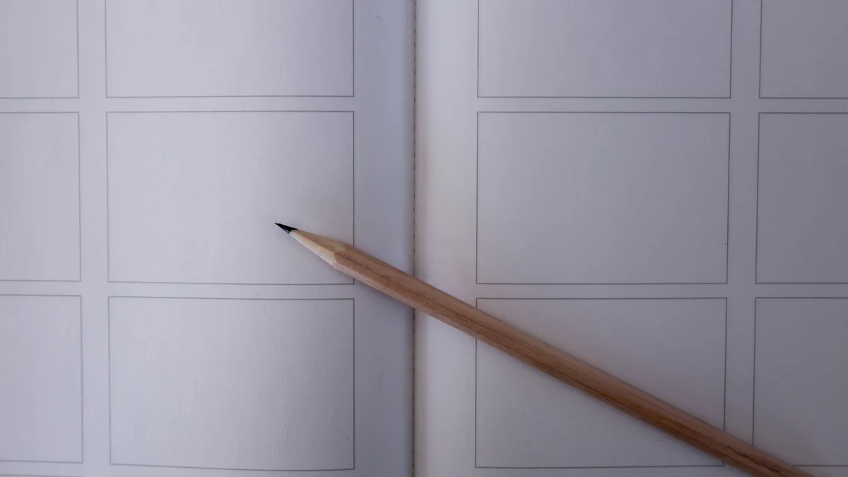 Boş storyboard kareleri ve üzerinde duran kurşun kalem