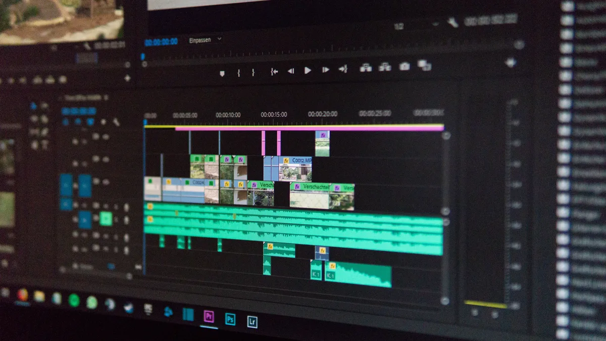 Bilgisayar ekranında çok katmanlı video kurgu zaman çizgisi