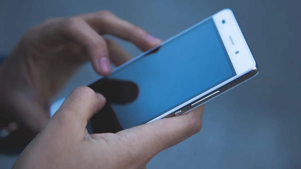 İki elle kullanılan akıllı telefon