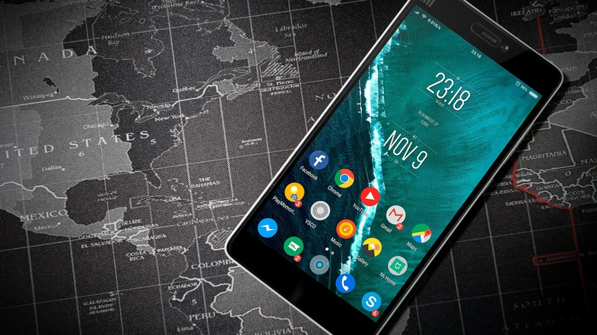 Dünya haritası üzerinde akıllı telefon