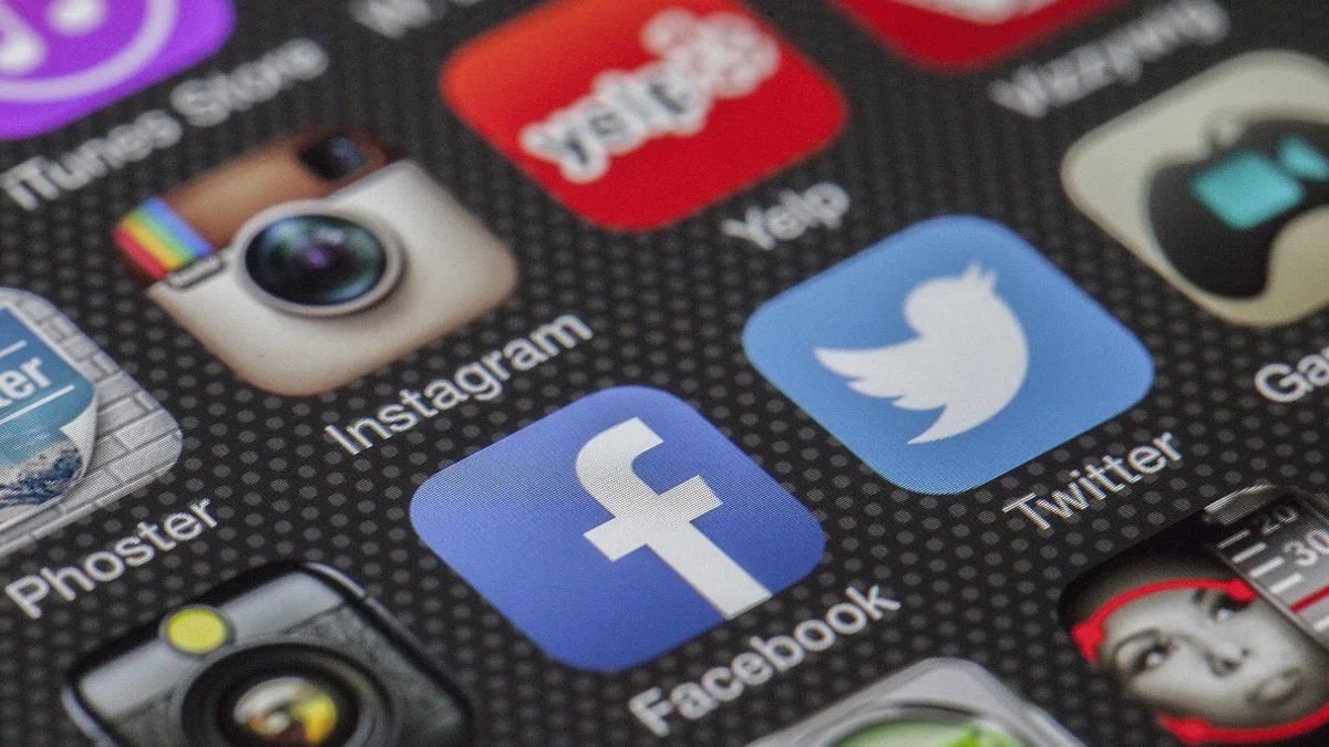 Akıllı telefon ekranında Instagram ve diğer sosyal medya uygulama simgeleri