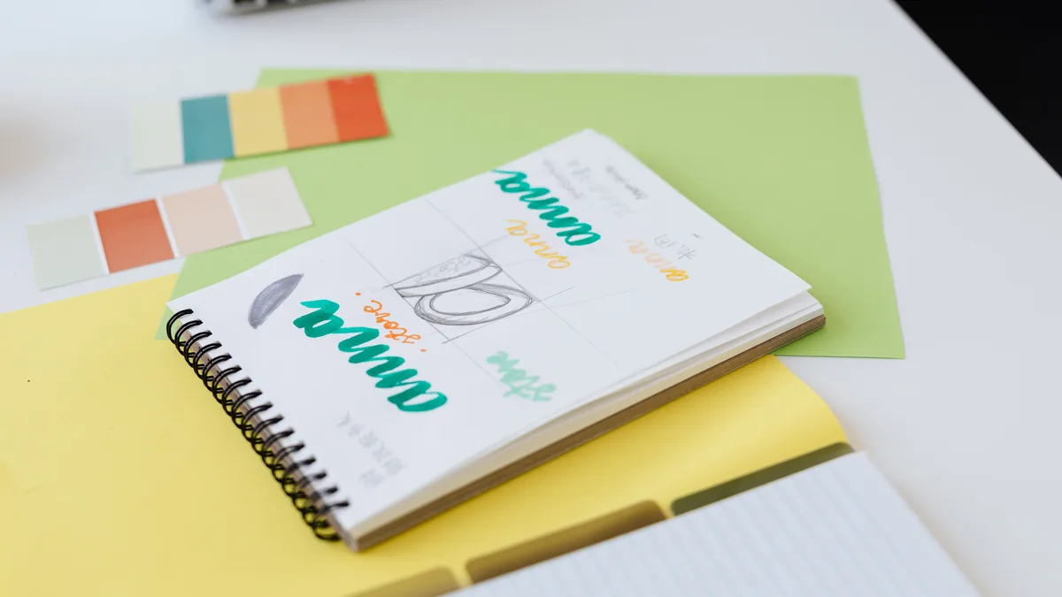 Defter üzerinde çizim ve tasarım fikirleri hazırlayan el