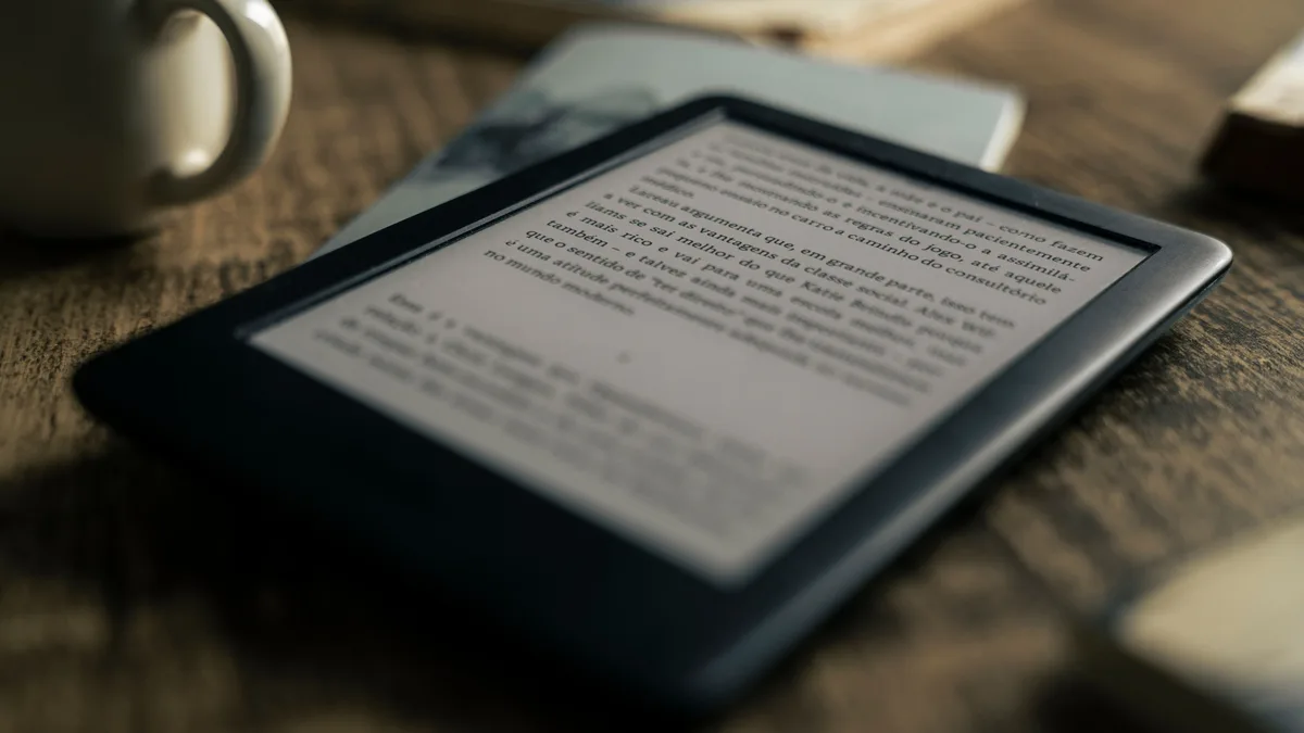 Ahşap masada açık bir e-kitap okuyucu