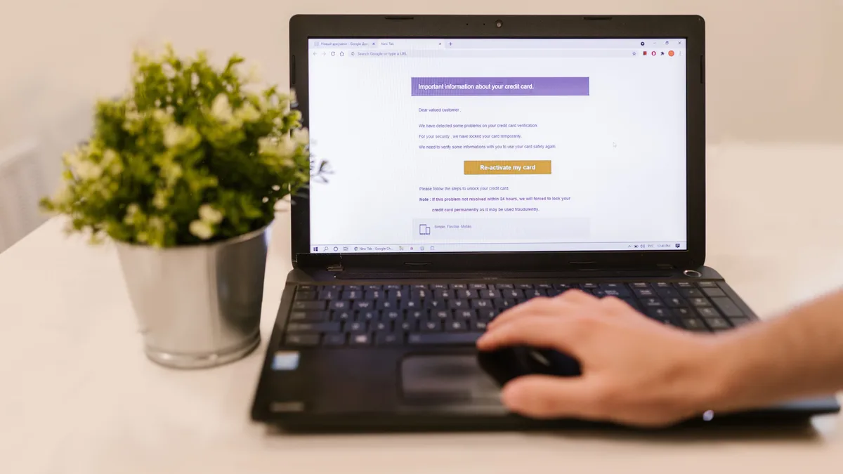 Dizüstü bilgisayarda e-posta sayfasını kullanan kişi