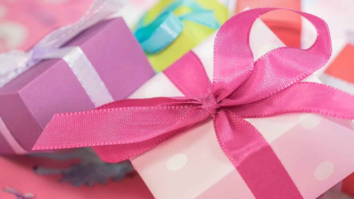 Açık zeminde pembe kurdeleli hediye kutuları