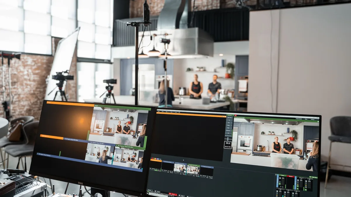 Video prodüksiyon stüdyosunda iki monitörde görüntüler