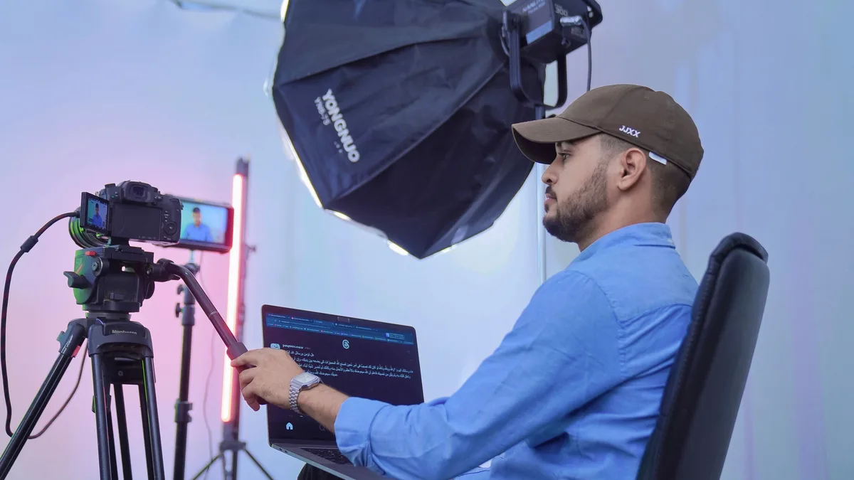 Kamera ve stüdyo ışıklarıyla çekim yapan içerik üreticisi