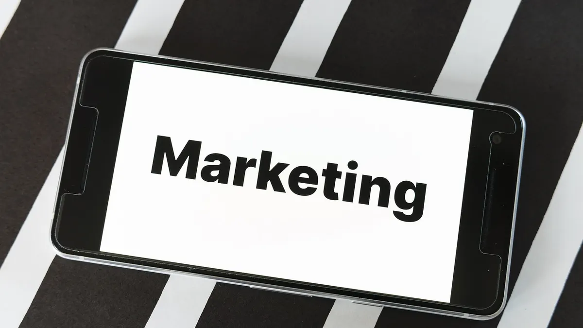Telefon ekranında marketing yazısı