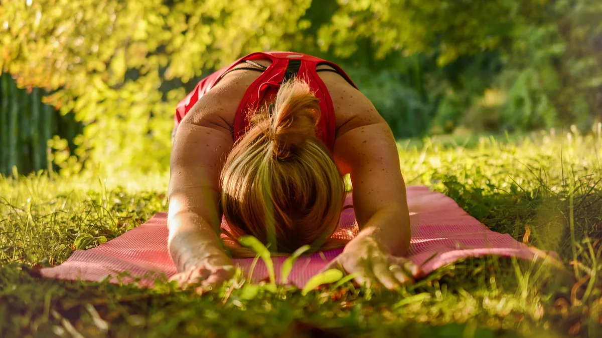 Açık havada yoga esnemesi yapan kişi