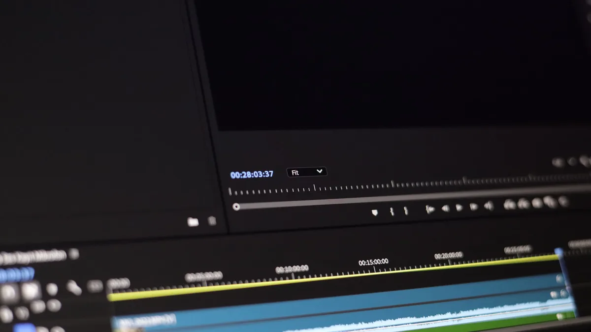 Bilgisayar ekranında çok kanallı video kurgu zaman çizelgesi