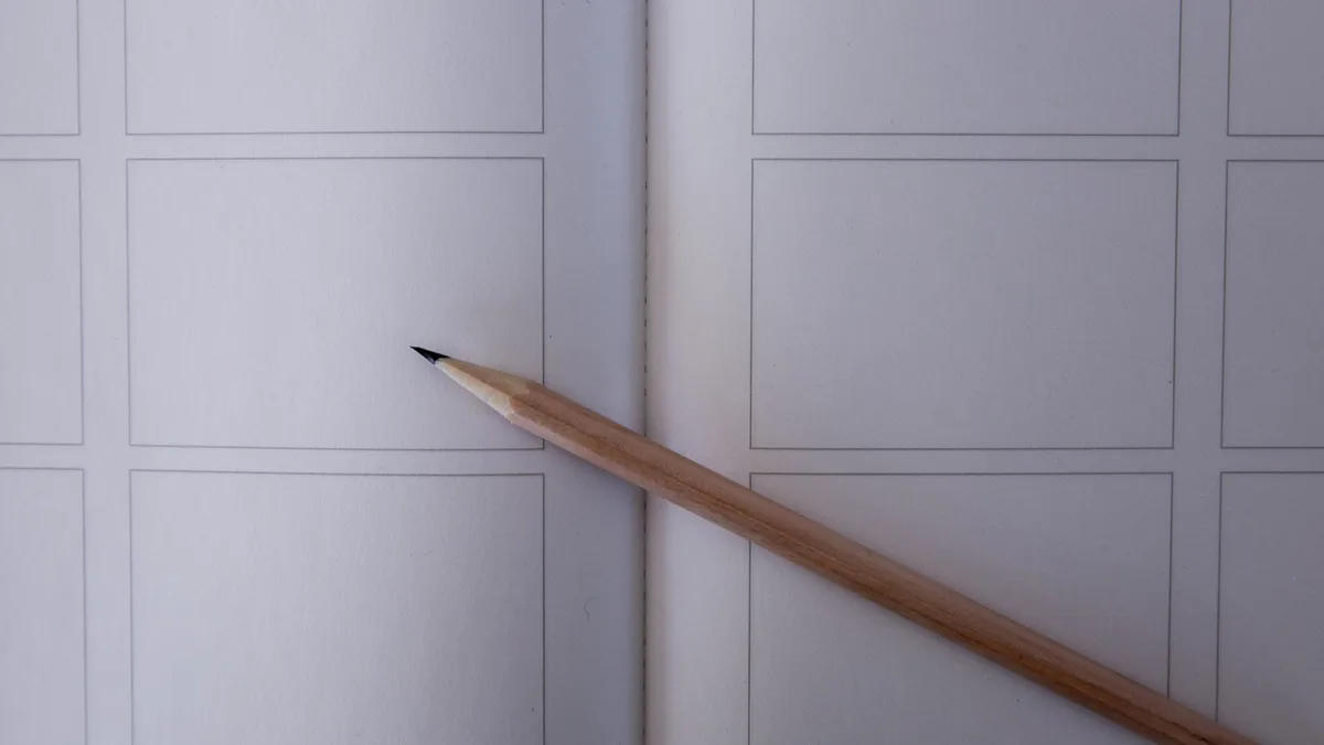 Boş storyboard kâğıdı ve üzerinde kurşun kalem