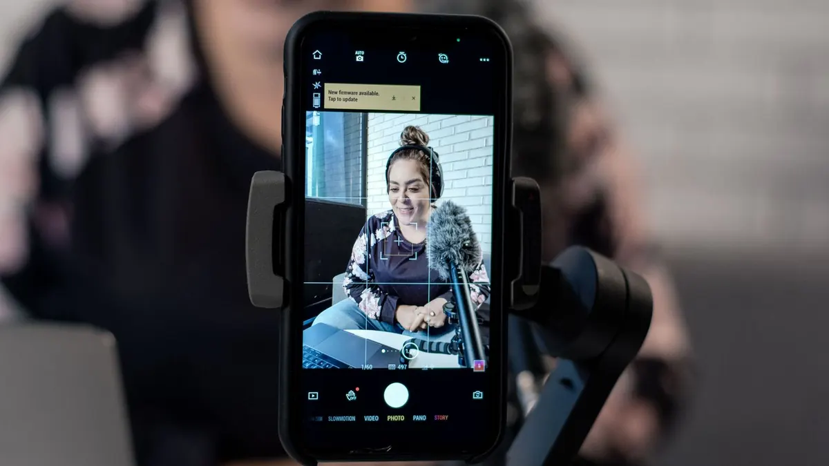 Tripodda telefon bir içerik üreticisini kaydediyor.