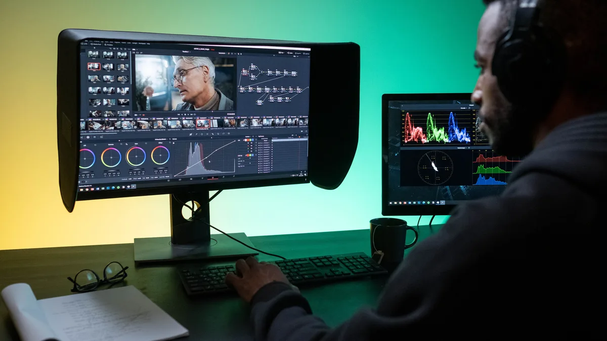 İki ekranda video kurgusu yapan bir editör