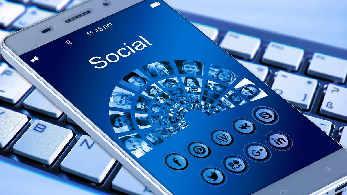 Sosyal medya simgeleri açık akıllı telefon ve bilgisayar klavyesi