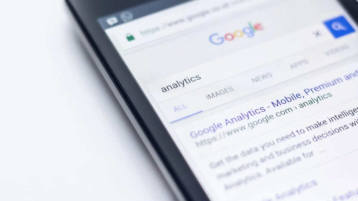 Akıllı telefonda açık web sayfası ve bilgisayar ekranı