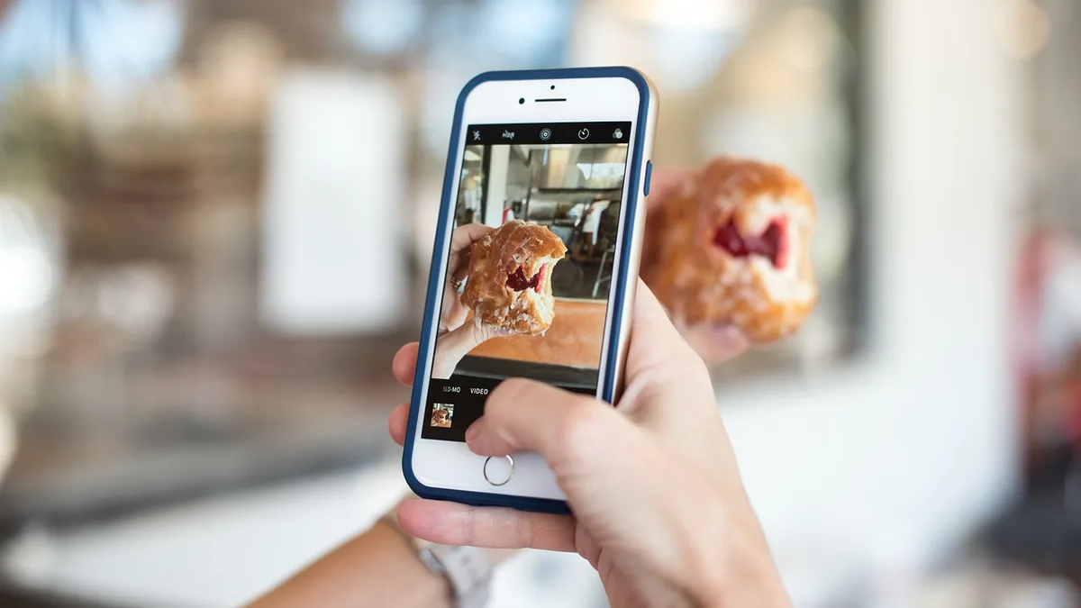 Akıllı telefonla tatlı fotoğrafı çeken eller