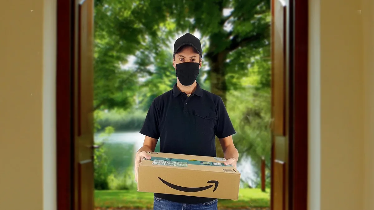 Bir evin kapısında paket teslim eden kurye