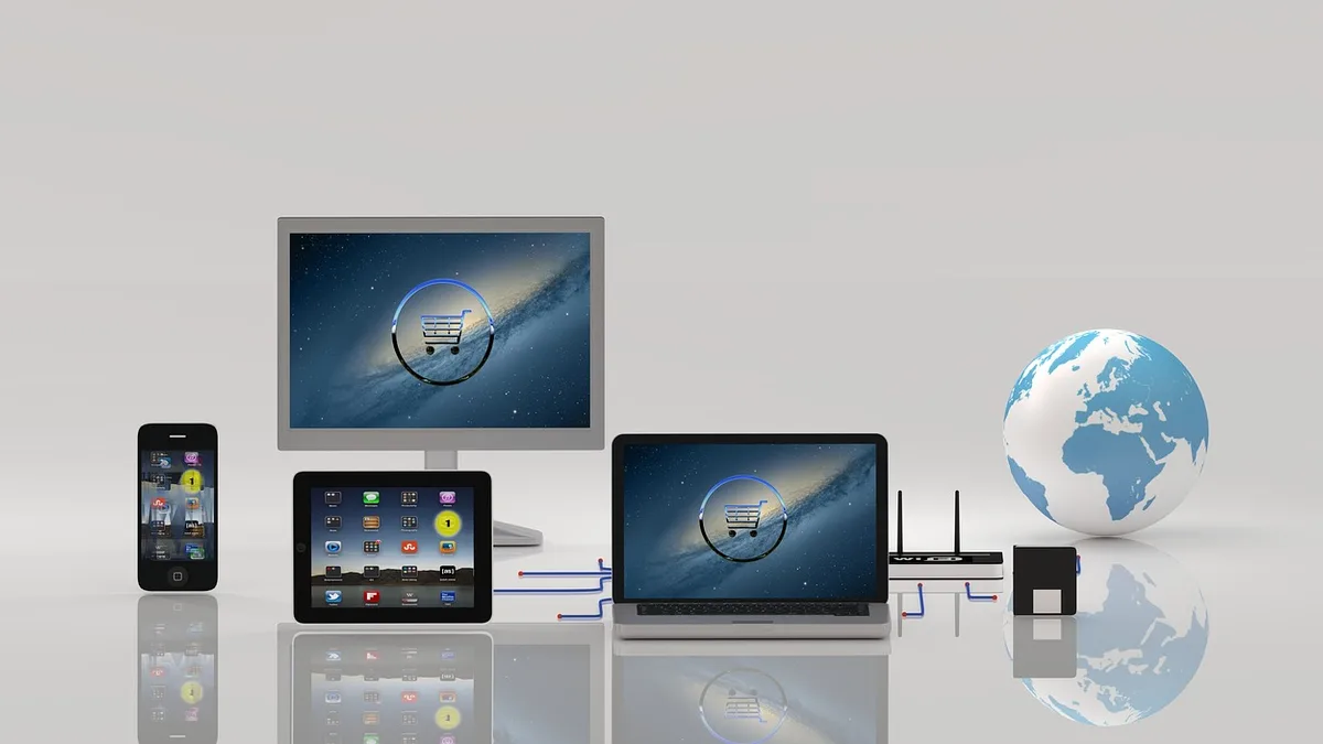 Dizüstü bilgisayar, telefon ve tabletlerden oluşan çevrim içi alışveriş çalışma alanı