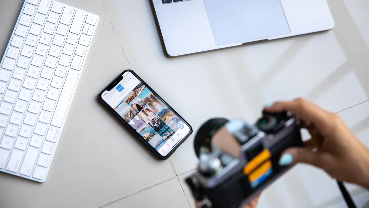 Telefon, kamera ve dizüstü bilgisayar kullanarak cihaz çekimi yapan kişi
