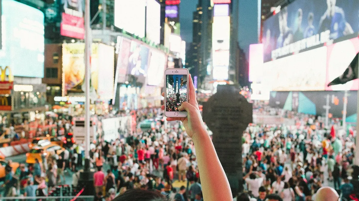 Konser kalabalığında havaya kaldırılmış telefon