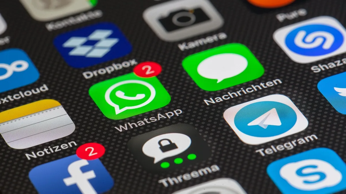 Akıllı telefon ekranında sosyal medya uygulamaları