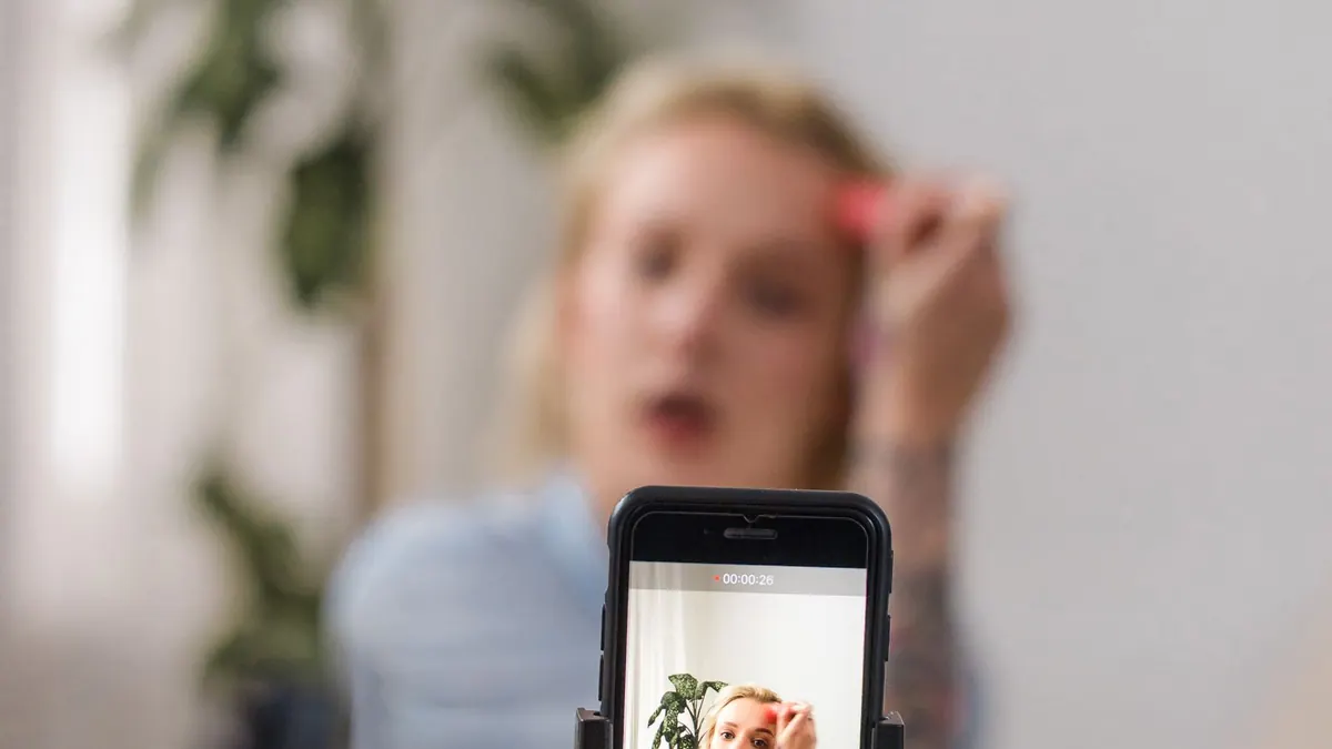 Tripod karşısında ürün kullanım videosu hazırlanıyor.