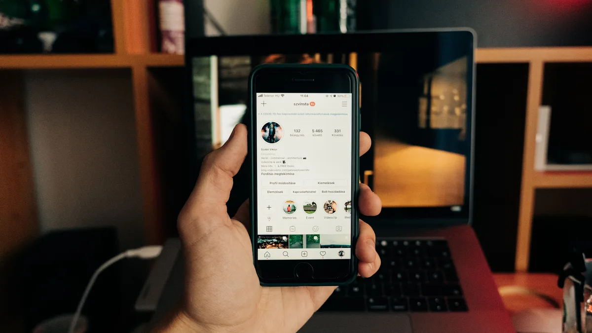 Akıllı telefon tutan kişi