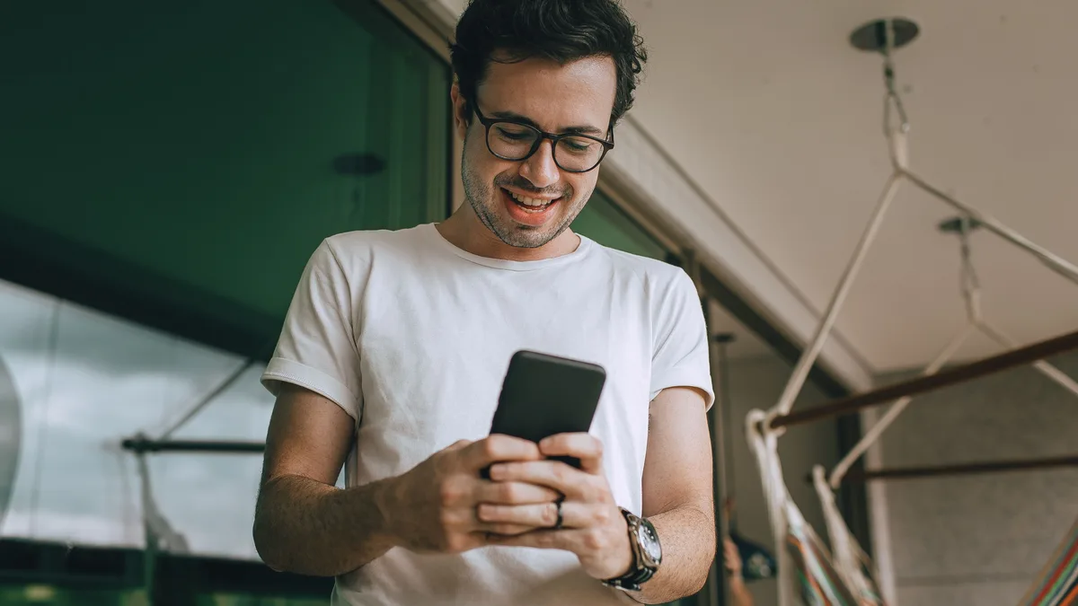 Gözlüklü bir erkeğin telefon kullandığı yakın plan