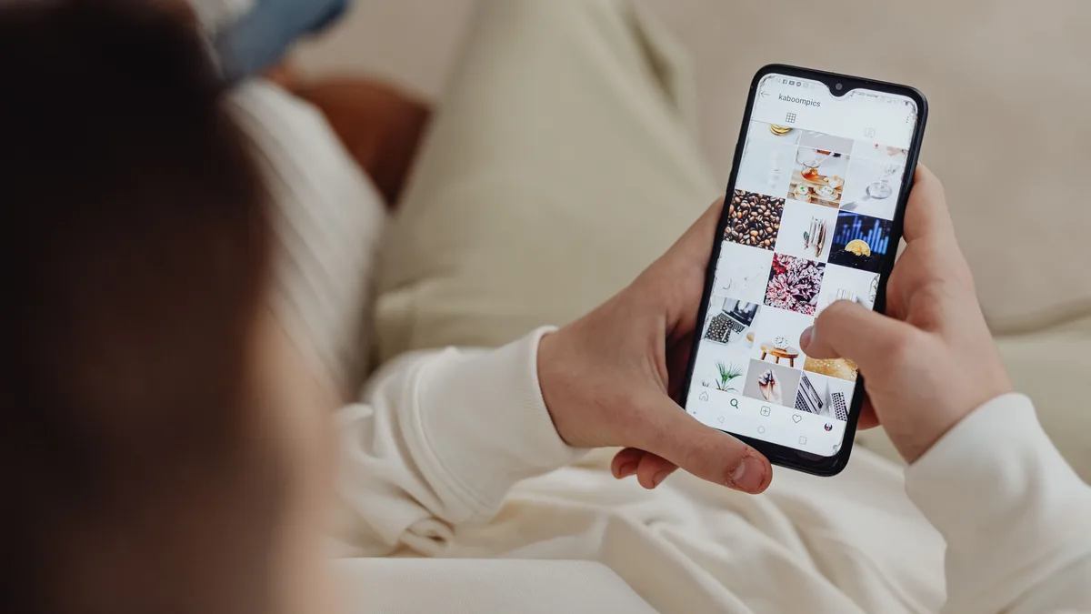 Akıllı telefon kullanan kişinin elleri