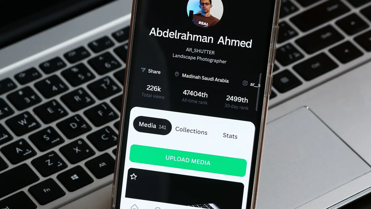 Fotoğraf profili açık bir akıllı telefonun yakın planı