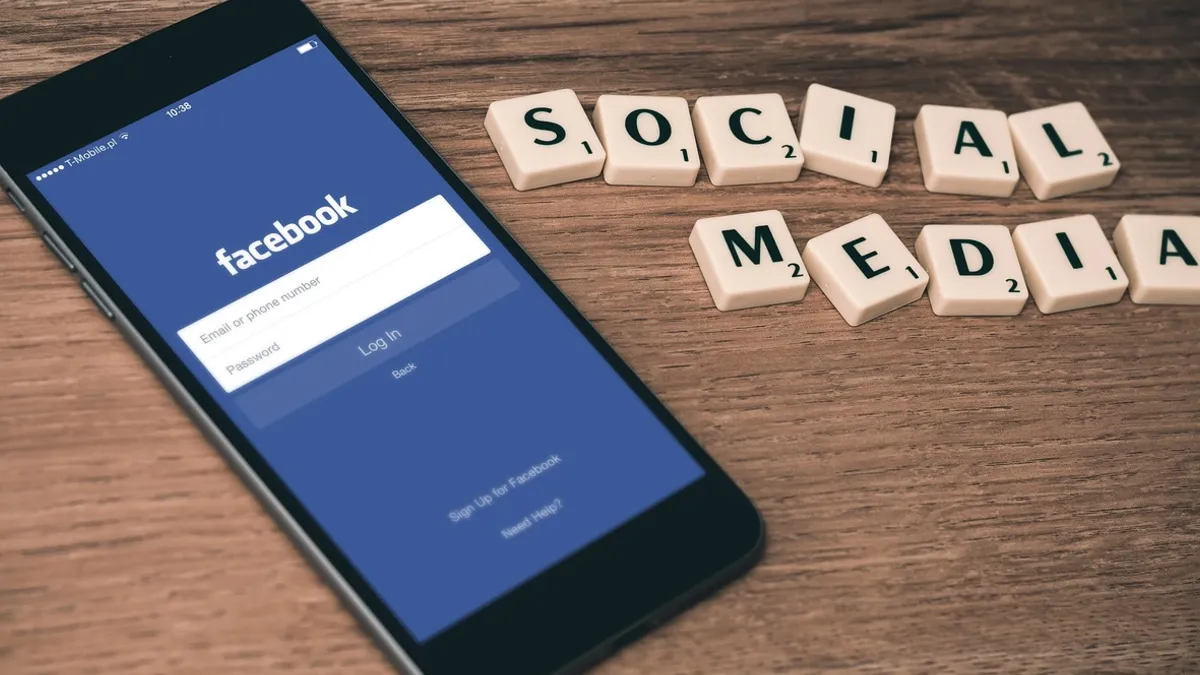 Masada sosyal medya uygulaması açık bir akıllı telefon