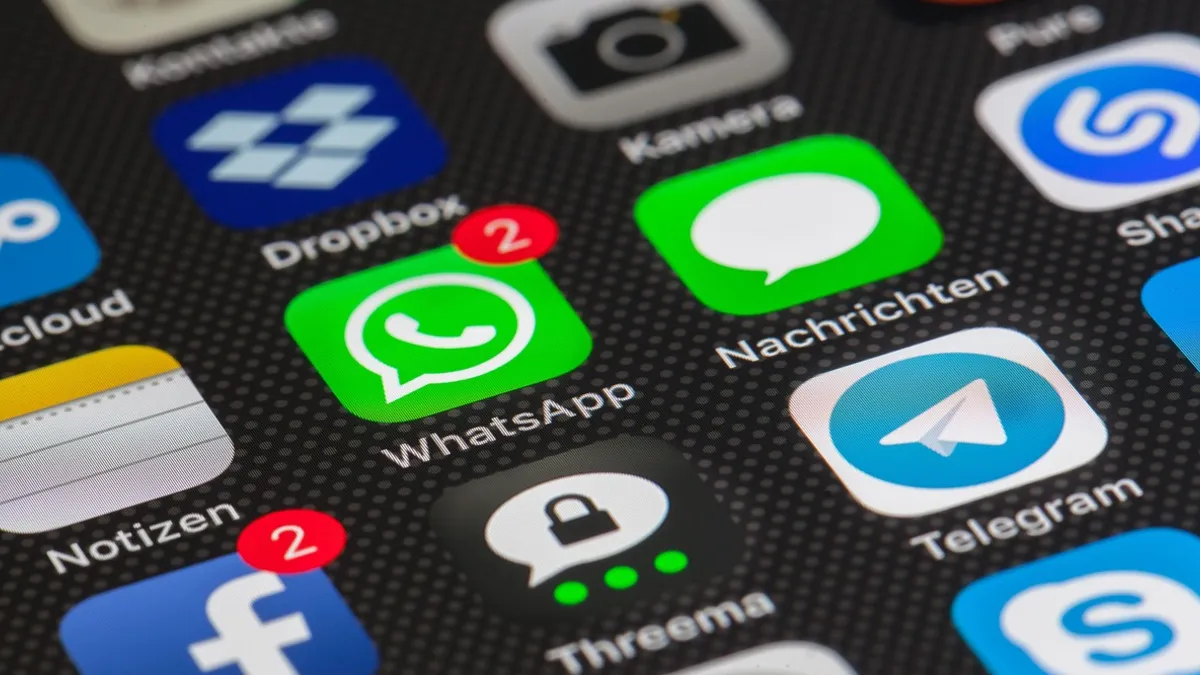 Telefon ekranında mesajlaşma ve sosyal uygulama simgeleri