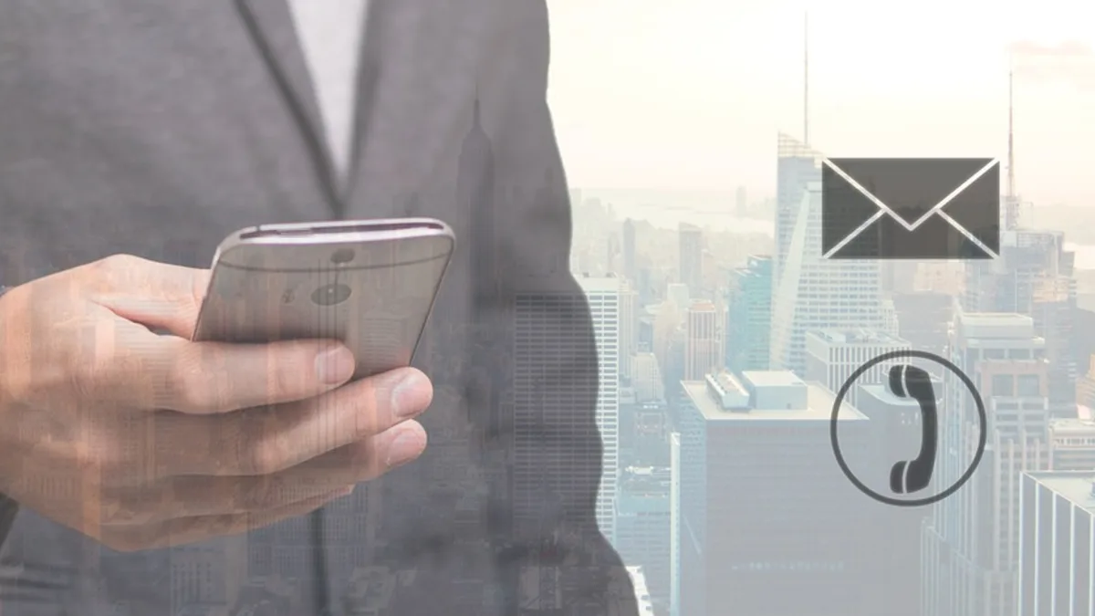 Akıllı telefon tutan kişi ve iletişim simgeleri