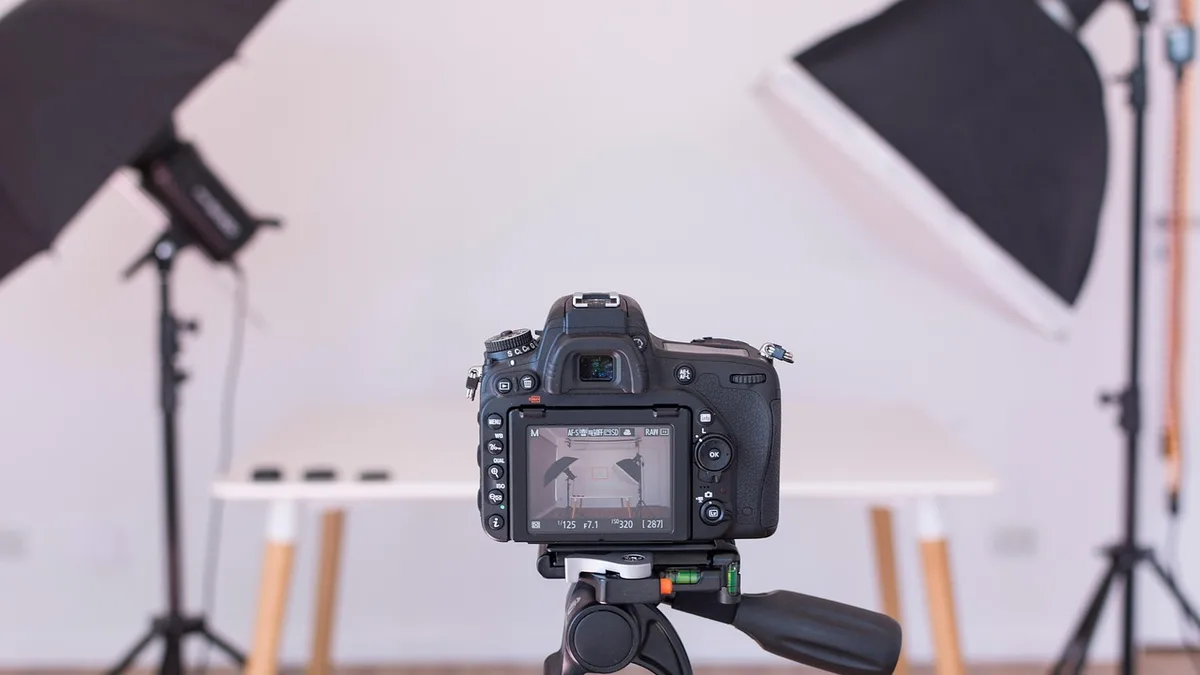Işıkların önünde tripod üzerine yerleştirilmiş video kamerası