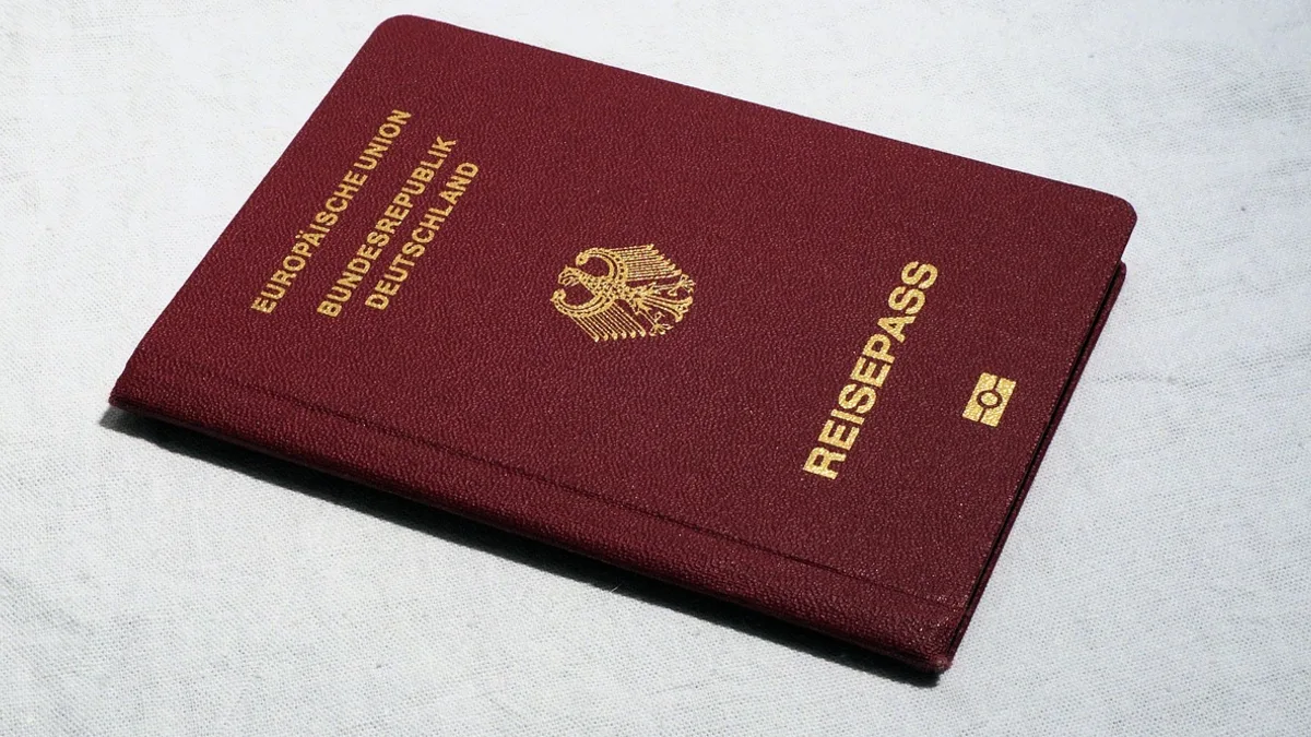 Mikrofon ve kamera önünde içerik kaydeden sunucu