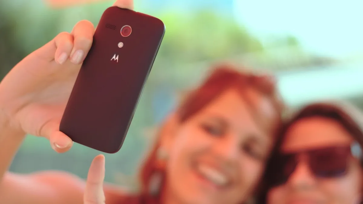 Telefonuyla selfie video hazırlayan iki içerik üreticisi