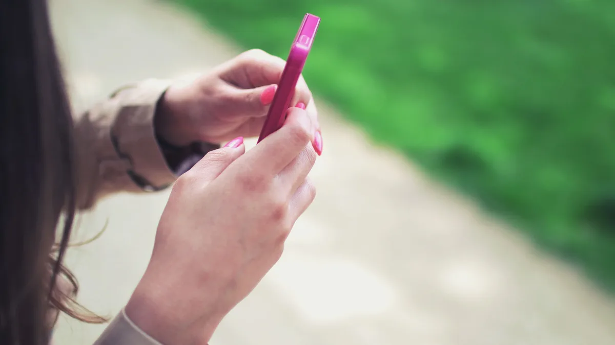 Yeşil alanda telefon kullanan kişi