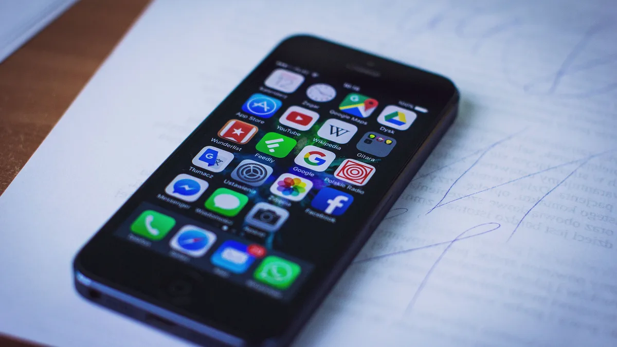 Masa üzerindeki akıllı telefon ekranı