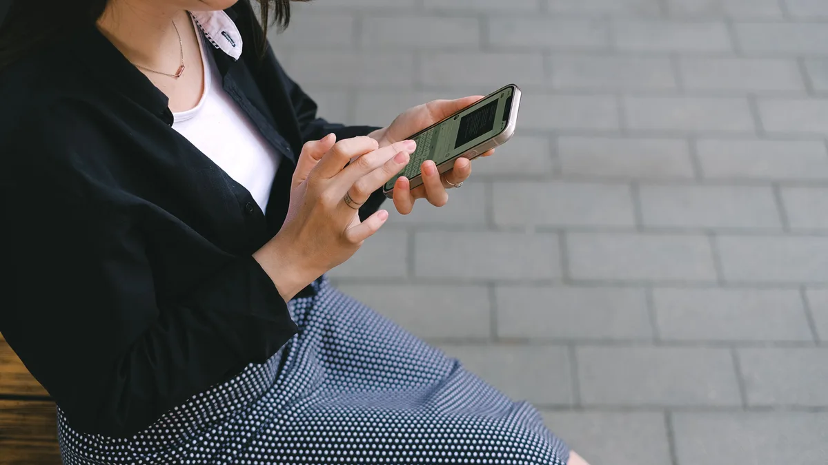 Dış mekânda telefon kullanan kadın