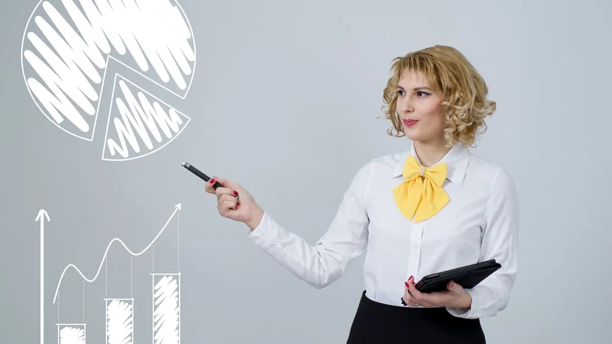 Sunum ekranında grafik gösteren profesyonel