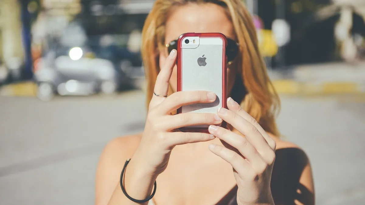 Telefonuyla fotoğraf çeken içerik üreticisi