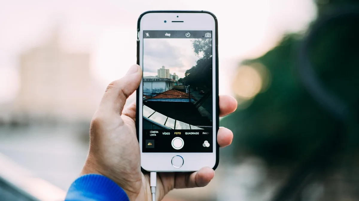 Telefon ekranıyla fotoğraf çeken bir el