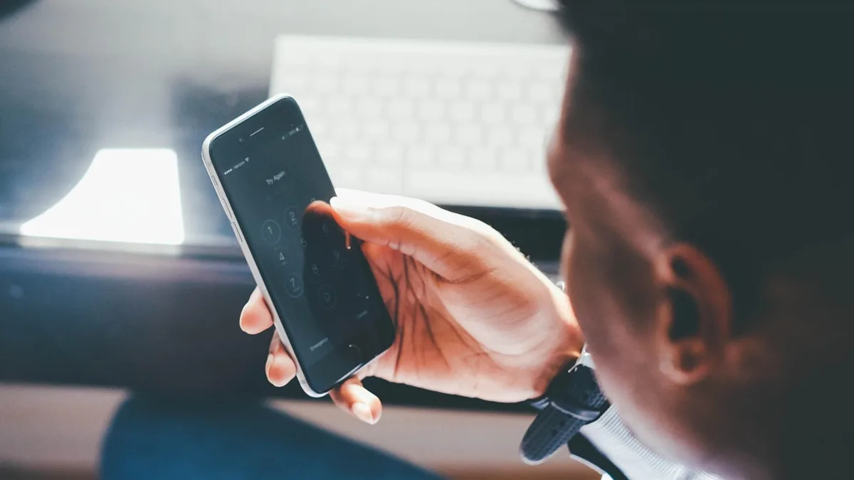 Akıllı telefon ekranına dokunan el