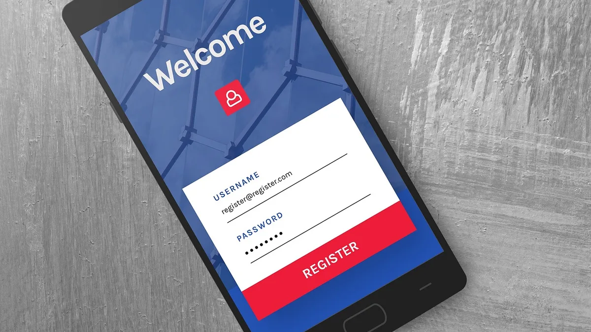 Ekranında üyelik kayıt formu görünen akıllı telefon