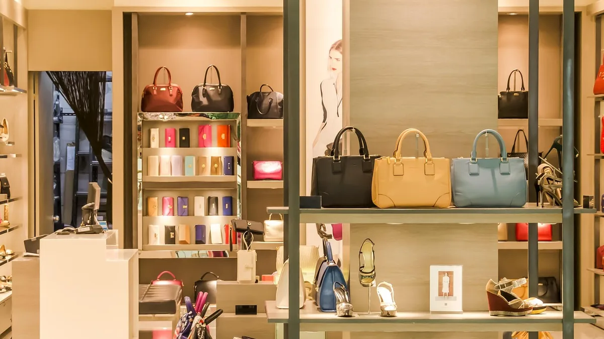 Raflarda çanta ve aksesuarların bulunduğu moda mağazası