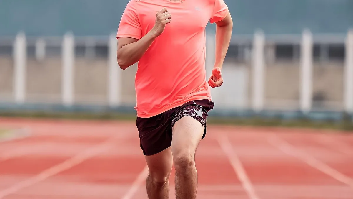 Koşu pistinde antrenman yapan sporcu