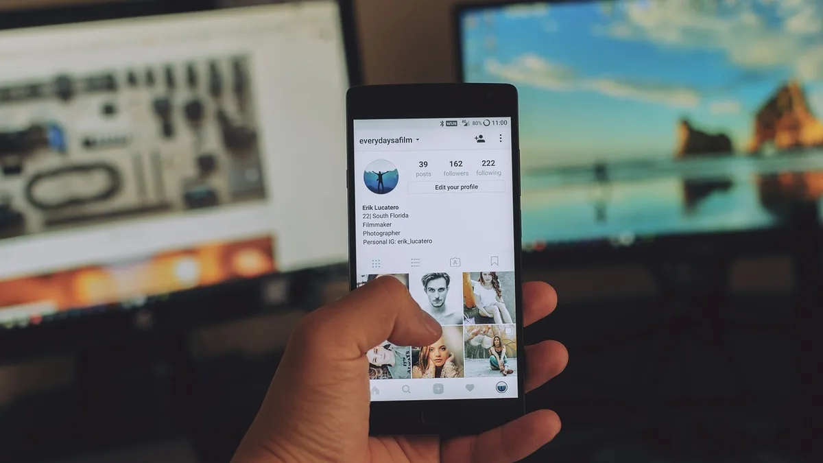Akıllı telefon ekranındaki sosyal medya uygulama simgeleri